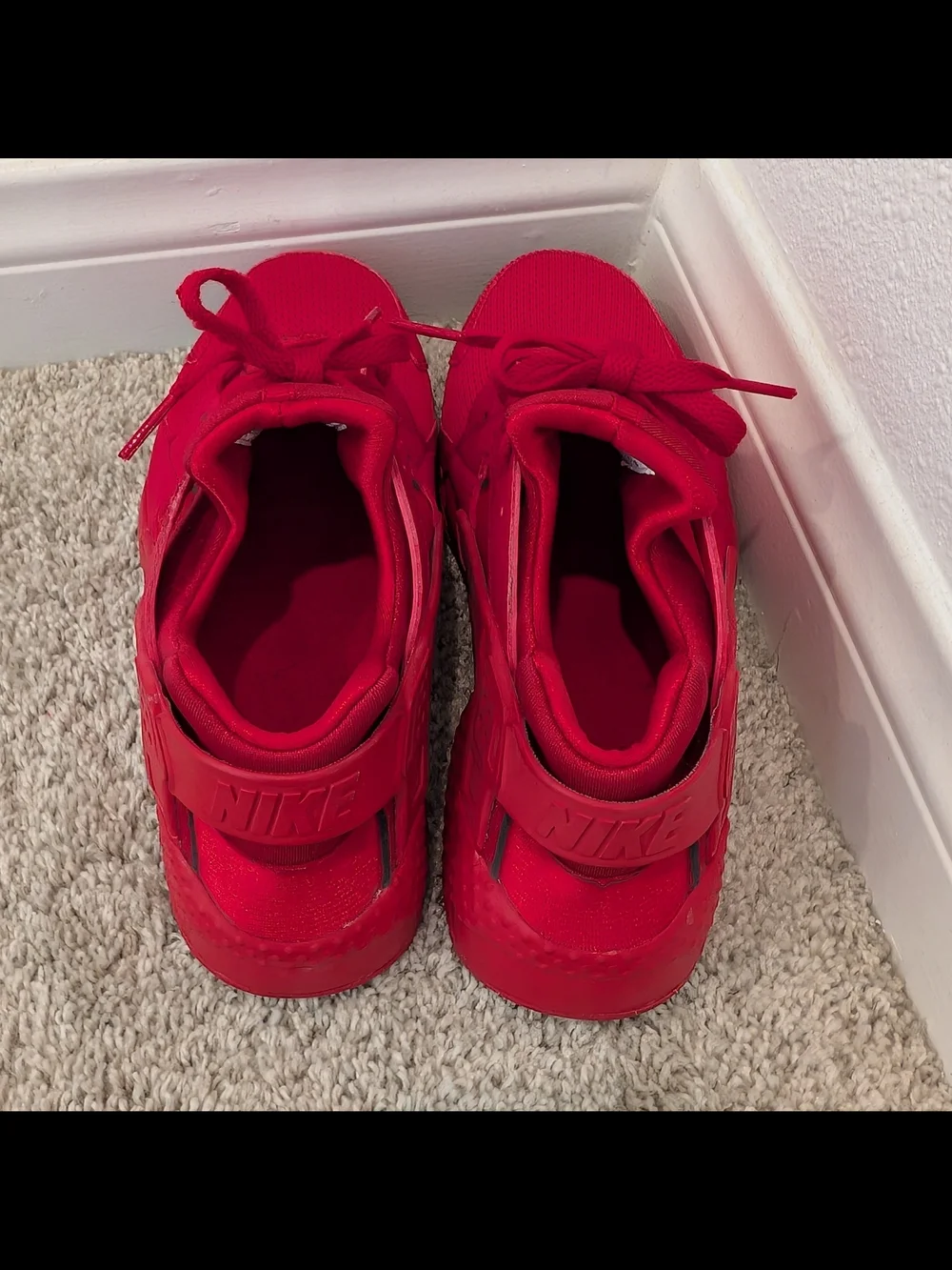 Nike Air Huarache Run Sneakers Triple Red Gym Red. Women's 7 or Youth 5.5